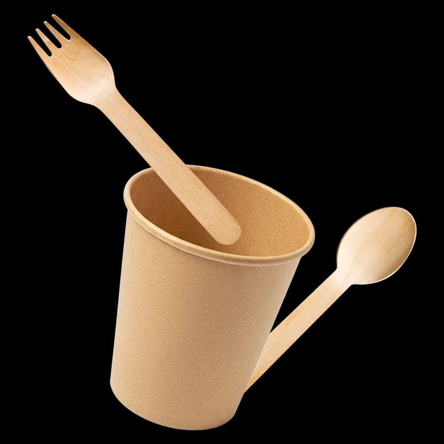 Vaso de cartón kraft con tenedor y cuchara de madera